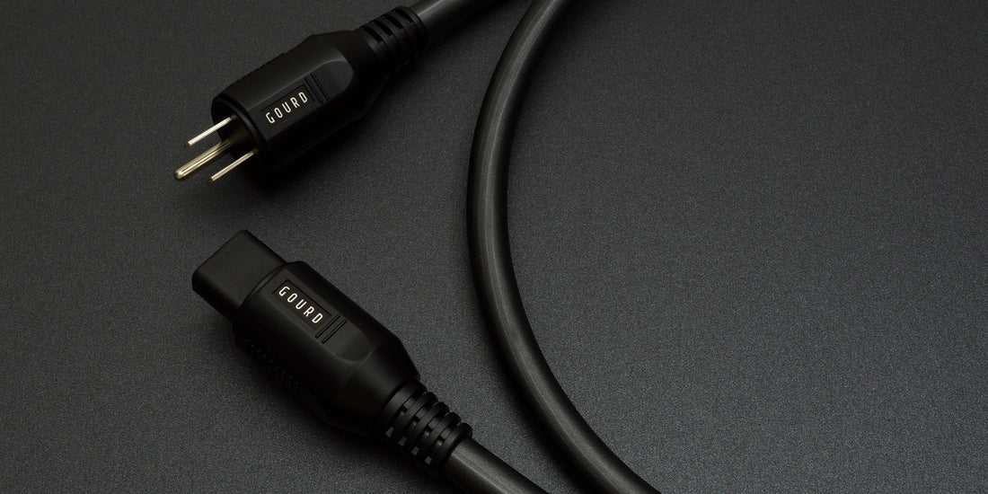 ブラックメタリックの音響機器用電源ケーブル