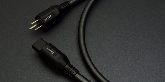 ブラックメタリックの音響機器用電源ケーブル